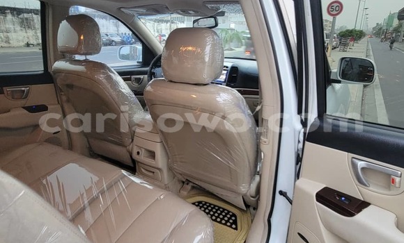 Ra Àlòkù Hyundai Santa Fe funfun Ọkọ̀ in Cotonou ni Benin Ra Àlòkù Hyundai Santa Fe funfun Ọkọ̀ in Cotonou ni Benin