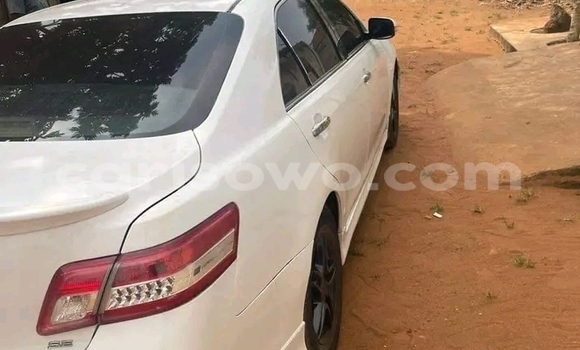 Sayi Na hannu Toyota Camry White Mota in Porto Novo a Benin