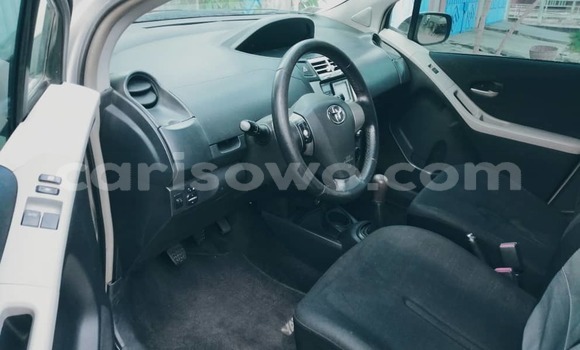 Sayi Na hannu Toyota Yaris Azurfa Mota in Cotonou a Benin Sayi Na hannu Toyota Yaris Azurfa Mota in Cotonou a Benin