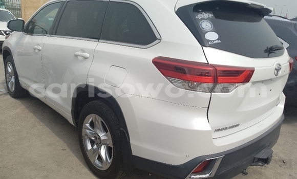 Ra Àlòkù Toyota Highlander funfun Ọkọ̀ in Cotonou ni Benin Ra Àlòkù Toyota Highlander funfun Ọkọ̀ in Cotonou ni Benin