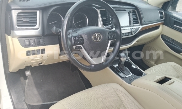 Ra Àlòkù Toyota Highlander funfun Ọkọ̀ in Cotonou ni Benin Ra Àlòkù Toyota Highlander funfun Ọkọ̀ in Cotonou ni Benin