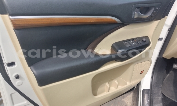 Ra Àlòkù Toyota Highlander funfun Ọkọ̀ in Cotonou ni Benin Ra Àlòkù Toyota Highlander funfun Ọkọ̀ in Cotonou ni Benin