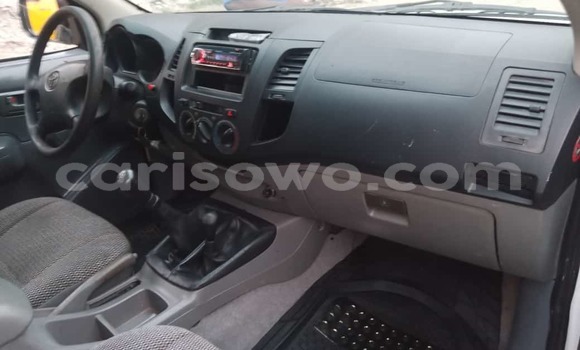 Sayi Na hannu Toyota Hilux White Mota in Cotonou a Benin Sayi Na hannu Toyota Hilux White Mota in Cotonou a Benin
