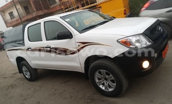 Sayi Na hannu Toyota Hilux White Mota in Cotonou a Benin Sayi Na hannu Toyota Hilux White Mota in Cotonou a Benin