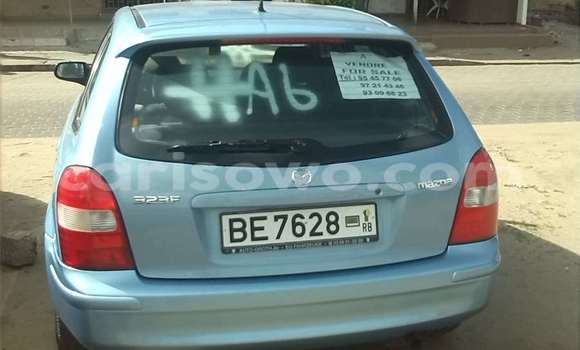 Sayi Na hannu Mazda 323 Blue Mota in Cotonou a Benin