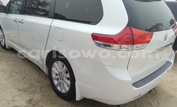 Ra Àlòkù Toyota Sienna funfun Ọkọ̀ in Cotonou ni Benin Ra Àlòkù Toyota Sienna funfun Ọkọ̀ in Cotonou ni Benin