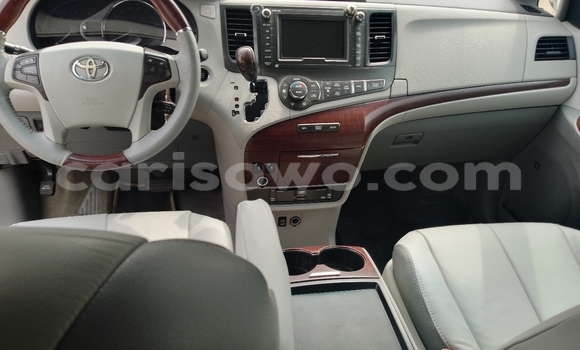Ra Àlòkù Toyota Sienna funfun Ọkọ̀ in Cotonou ni Benin Ra Àlòkù Toyota Sienna funfun Ọkọ̀ in Cotonou ni Benin