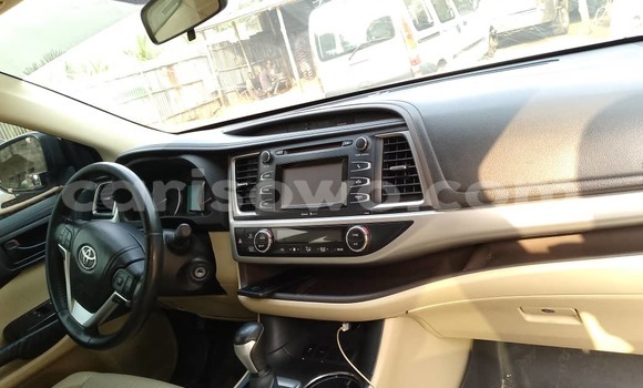 Sayi Na hannu Toyota Highlander White Mota in Cotonou a Benin Sayi Na hannu Toyota Highlander White Mota in Cotonou a Benin