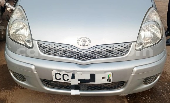 Sayi Na hannu Toyota Yaris Verso Azurfa Mota in Cotonou a Benin Sayi Na hannu Toyota Yaris Verso Azurfa Mota in Cotonou a Benin