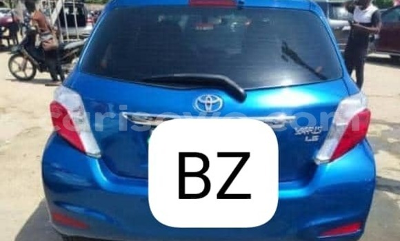 Sayi Na hannu Toyota Yaris Blue Mota in Cotonou a Benin