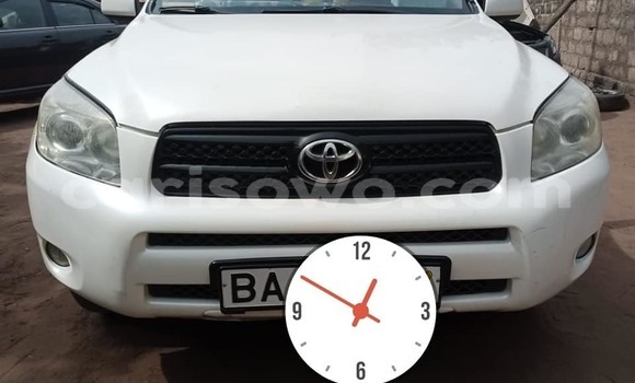Ra Àlòkù Toyota RAV4 funfun Ọkọ̀ in Banikoara ni Benin