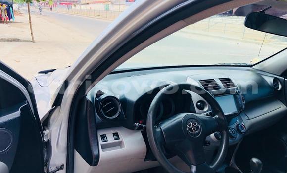 Sayi Na hannu Toyota RAV4 Blue Mota in Cotonou a Benin Sayi Na hannu Toyota RAV4 Blue Mota in Cotonou a Benin