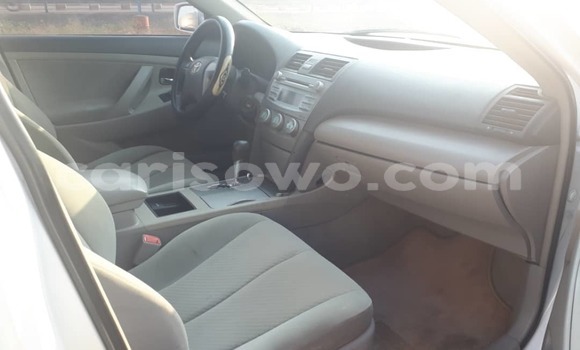 Ra Àlòkù Toyota Camry funfun Ọkọ̀ in Cotonou ni Benin Ra Àlòkù Toyota Camry funfun Ọkọ̀ in Cotonou ni Benin