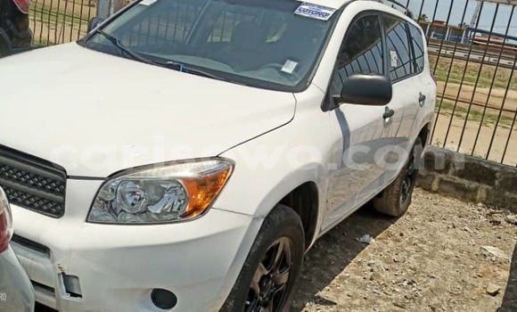 Acheter Occasion Voiture Toyota RAV4 Blanc à Cotonou, Benin Acheter Occasion Voiture Toyota RAV4 Blanc à Cotonou, Benin