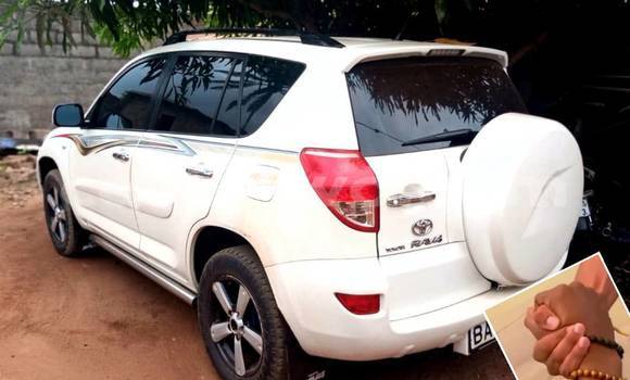 Ra Àlòkù Toyota RAV4 funfun Ọkọ̀ in Porto Novo ni Benin