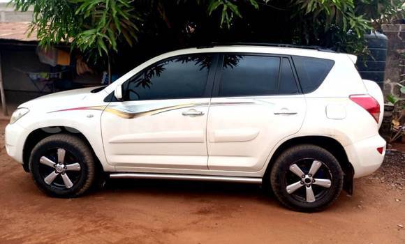 Sayi Na hannu Toyota RAV4 White Mota in Porto Novo a Benin Sayi Na hannu Toyota RAV4 White Mota in Porto Novo a Benin