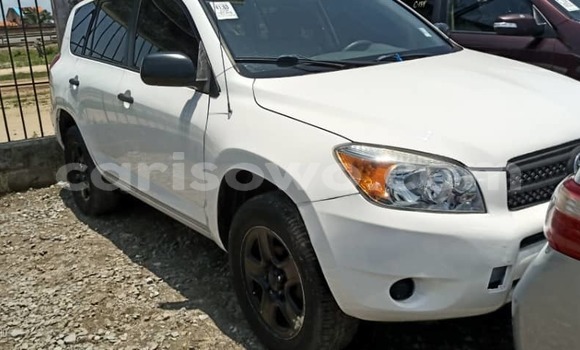 Ra Àlòkù Toyota RAV4 funfun Ọkọ̀ in Cotonou ni Benin Ra Àlòkù Toyota RAV4 funfun Ọkọ̀ in Cotonou ni Benin