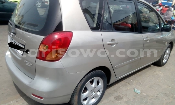 Sayi Na hannu Toyota Corolla Verso Azurfa Mota in Cotonou a Benin Sayi Na hannu Toyota Corolla Verso Azurfa Mota in Cotonou a Benin