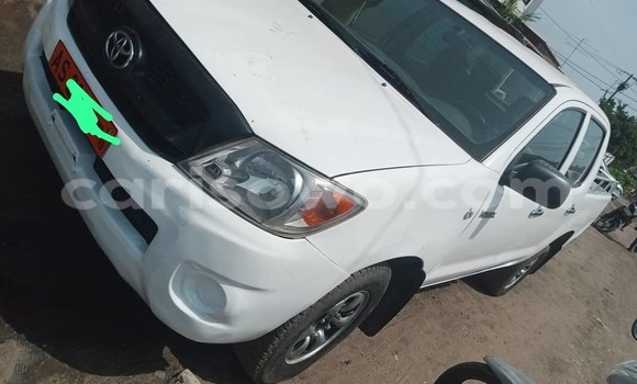 Ra Àlòkù Toyota Hilux funfun Ọkọ̀ in Cotonou ni Benin