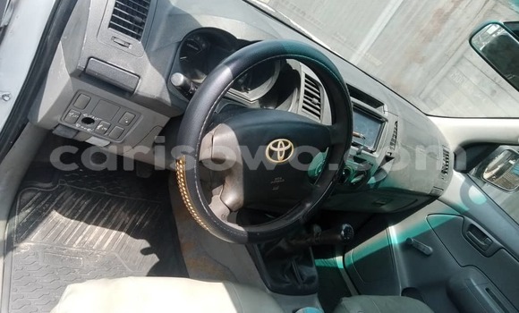 Sayi Na hannu Toyota Hilux White Mota in Cotonou a Benin Sayi Na hannu Toyota Hilux White Mota in Cotonou a Benin