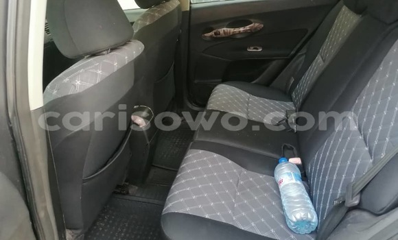 Sayi Na hannu Toyota Hilux White Mota in Cotonou a Benin Sayi Na hannu Toyota Hilux White Mota in Cotonou a Benin