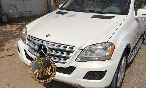 Ra Àlòkù Mercedes-Benz ML–Class funfun Ọkọ̀ in Cotonou ni Benin