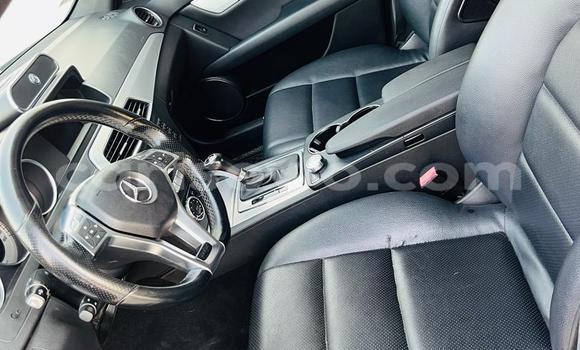 Ra Àlòkù Mercedes-Benz E-klasse Black Ọkọ̀ in Cotonou ni Benin Ra Àlòkù Mercedes-Benz E-klasse Black Ọkọ̀ in Cotonou ni Benin