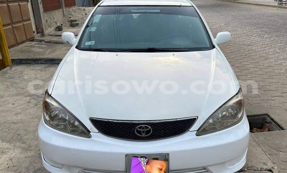 Ra Àlòkù Toyota Camry funfun Ọkọ̀ in Cotonou ni Benin