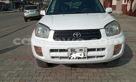 Sayi Na hannu Toyota RAV4 White Mota in Cotonou a Benin