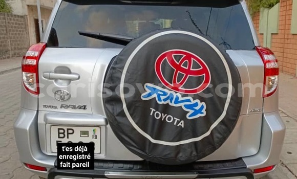Sayi Na hannu Toyota RAV4 Azurfa Mota in Cotonou a Benin