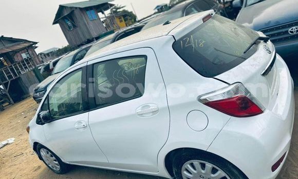 Sayi Na hannu Toyota Yaris White Mota in Cotonou a Benin Sayi Na hannu Toyota Yaris White Mota in Cotonou a Benin