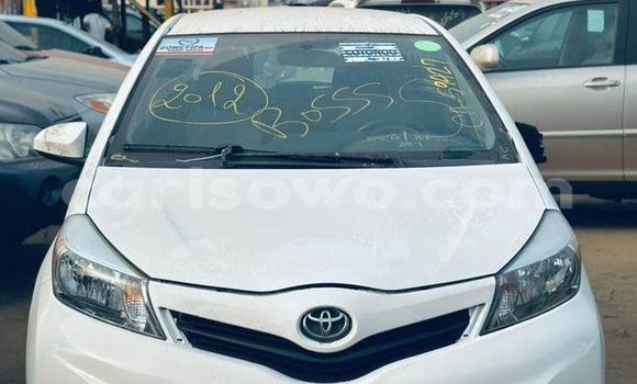 Sayi Na hannu Toyota Yaris White Mota in Cotonou a Benin Sayi Na hannu Toyota Yaris White Mota in Cotonou a Benin