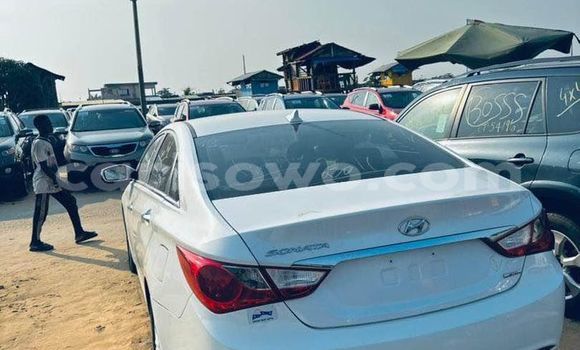 Sayi Na hannu Toyota Yaris White Mota in Cotonou a Benin Sayi Na hannu Toyota Yaris White Mota in Cotonou a Benin