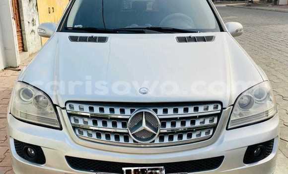 Ra Àlòkù Mercedes-Benz ML–Class funfun Ọkọ̀ in Cotonou ni Benin