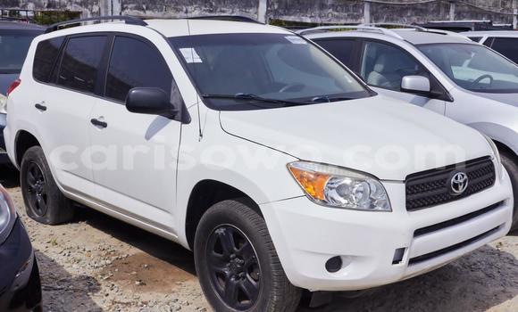 Ra Àlòkù Toyota RAV4 funfun Ọkọ̀ in Cotonou ni Benin