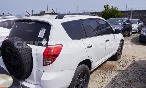 Sayi Na hannu Toyota RAV4 White Mota in Cotonou a Benin Sayi Na hannu Toyota RAV4 White Mota in Cotonou a Benin