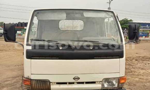 Sayi Na hannu Nissan 720 White Mota in Cotonou a Benin