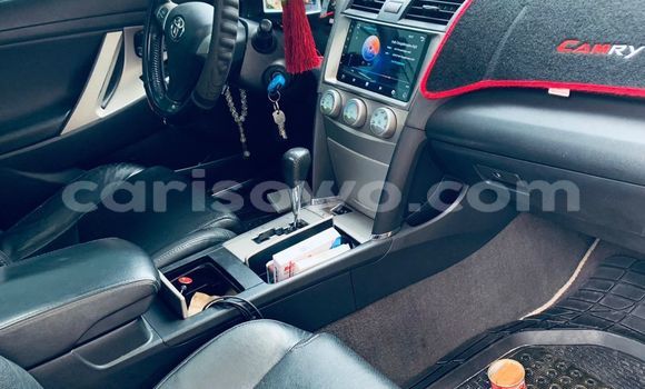 Sayi Na hannu Toyota Camry White Mota in Cotonou a Benin
