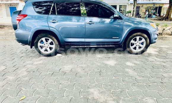Sayi Na hannu Toyota RAV4 Blue Mota in Cotonou a Benin