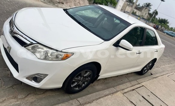 Ra Àlòkù Toyota Camry funfun Ọkọ̀ in Cotonou ni Benin Ra Àlòkù Toyota Camry funfun Ọkọ̀ in Cotonou ni Benin