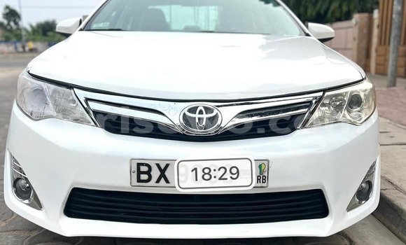 Ra Àlòkù Toyota Camry funfun Ọkọ̀ in Cotonou ni Benin Ra Àlòkù Toyota Camry funfun Ọkọ̀ in Cotonou ni Benin