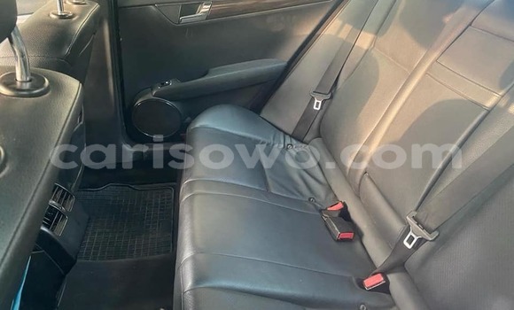 Sayi Na hannu Mercedes Viano White Mota in Cotonou a Benin