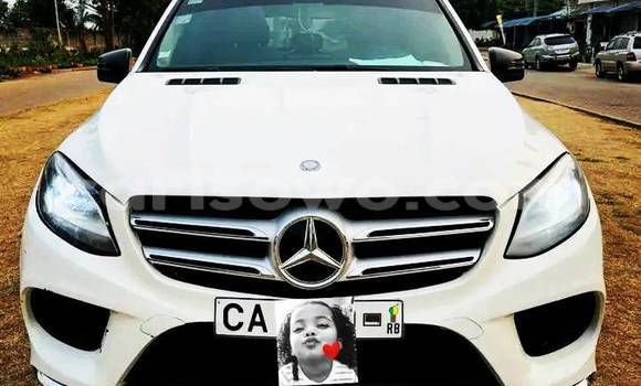 Ra Àlòkù Mercedes-Benz ML–Class funfun Ọkọ̀ in Aplahoue ni Couffo