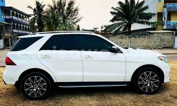 Ra Àlòkù Mercedes-Benz ML–Class funfun Ọkọ̀ in Aplahoue ni Couffo Ra Àlòkù Mercedes-Benz ML–Class funfun Ọkọ̀ in Aplahoue ni Couffo