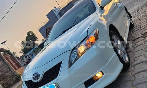Ra Àlòkù Toyota Camry funfun Ọkọ̀ in Abomey Calavi ni Benin