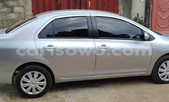 Sayi Na hannu Toyota Yaris Azurfa Mota in Cotonou a Benin Sayi Na hannu Toyota Yaris Azurfa Mota in Cotonou a Benin