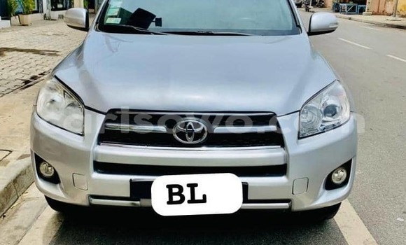 Sayi Na hannu Toyota RAV4 White Mota in Cotonou a Benin