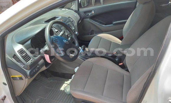 Ra Àlòkù Kia Forte funfun Ọkọ̀ in Cotonou ni Benin Ra Àlòkù Kia Forte funfun Ọkọ̀ in Cotonou ni Benin