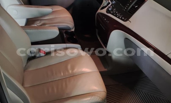 Ra Àlòkù Toyota Sienna Brown Ọkọ̀ in Cotonou ni Benin Ra Àlòkù Toyota Sienna Brown Ọkọ̀ in Cotonou ni Benin