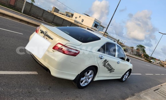 Sayi Na hannu Toyota Camry White Mota in Cotonou a Benin